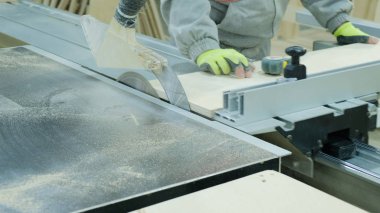 Eylem, marangoz kontrplak levhalar kesim daire testere. Ahşap mobilya imalatı