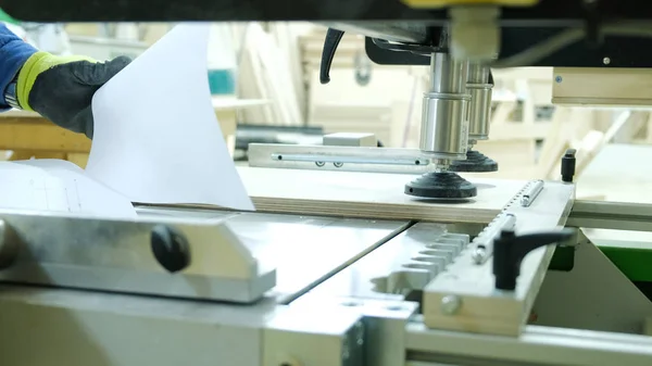 Работа на современной деревообрабатывающей машине на мебельной фабрике — стоковое фото