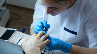 Çivi ana geçerlidir sıkılaştırıcı oje güzellik salonları, çivi üzerinde yakın çekim