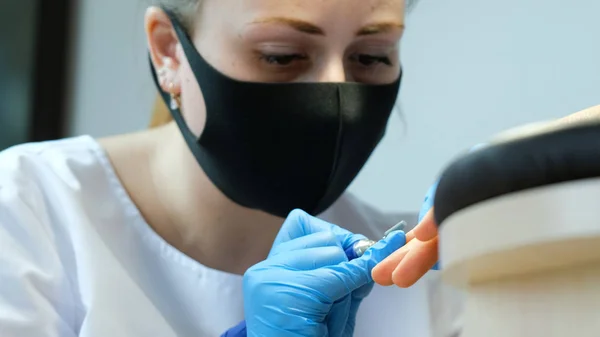 Manicure, artista prego lida com unhas com cortador de manicure moagem. Serviço de beleza, salão de beleza, cuidados de saúde e cosméticos. Fechar — Fotografia de Stock