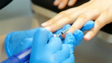 İşlem, manikür çivi bir freze kesici tarafından temizlik