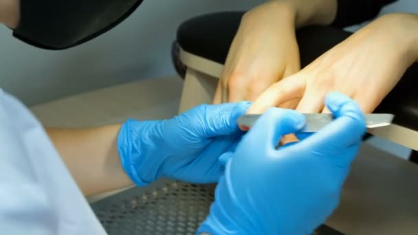 Manicura de cerca. Manicurer lima limas de uñas, limpia las uñas de barniz viejo — Vídeos de Stock