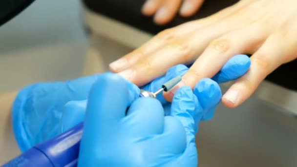 Manicure proces, reinigen van de nagels door een cutter frezen — Stockvideo