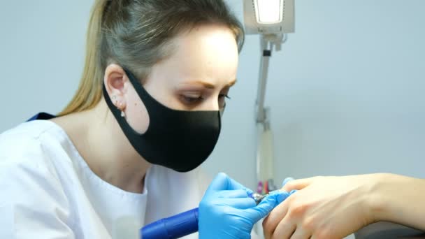 Ženská manikúřistka odstraní starý gel z klientů hřebíky frézky blízko. Péče o nehty a léčba. — Stock video