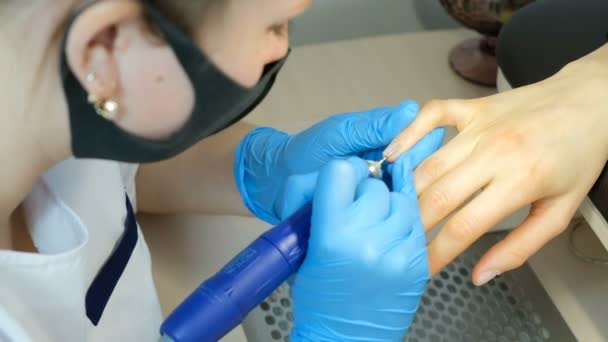 Manicure polir a cutícula com um cortador de silicone. Cuidados unhas e tratamento. Estúdio de beleza oficina de manicure . — Vídeo de Stock