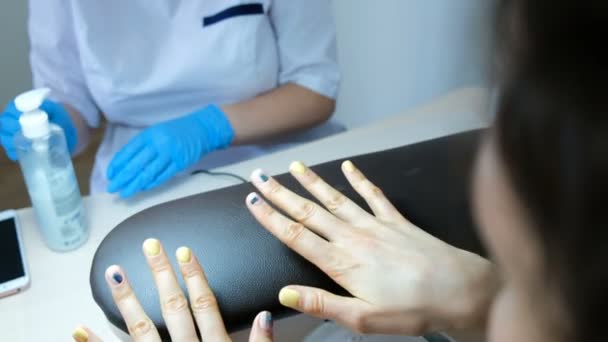 Chica admira su nueva manicura en el salón de belleza — Vídeos de Stock