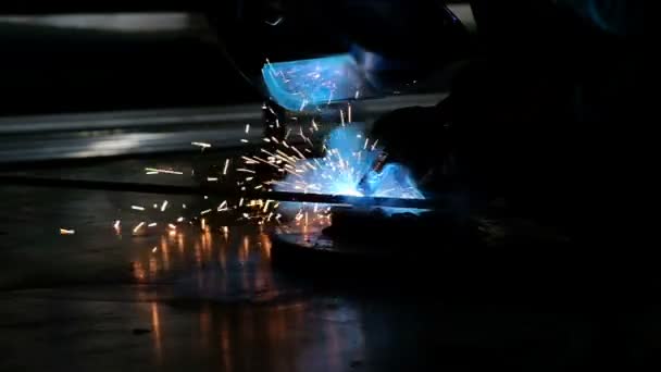 弧焊工艺在生产中的慢动作镜头 — 图库视频影像