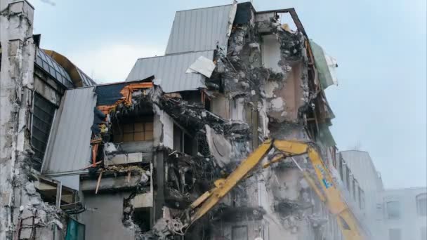 Graafmachine vernietigt het oude gebouw, timelapse. Demotazh oud huis. — Stockvideo