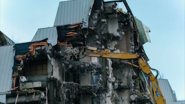 Timelapse Gräv maskin förstör en byggnad. Fallande delar av betong och arme rad, rivnings arbete. — Stockvideo