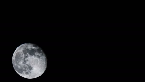 Vollmond bewegt sich am dunklen Nachthimmel um die Erde, Zeitraffer — Stockvideo