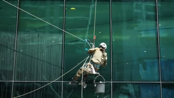 Venster schonere op het werk wassen kantoorgebouw glazen gevel — Stockvideo