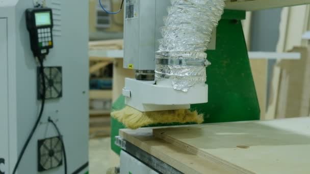 Современная деревообрабатывающая машина cnc обрабатывает фанеру, производит деревянную мебель — стоковое видео