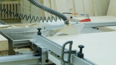 Alt bıçkılar ahşap mobilya imalatı için fabrikada kontrplak levhalar keser