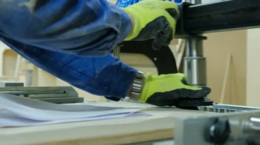 Bir matkap kurar bir marangoz. Ahşap mobilya imalatı