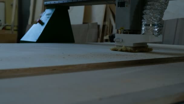Moderna máquina de carpintería en acción. Corta trozos rizados de chapa de madera contrachapada. Producción de muebles de madera — Vídeos de Stock