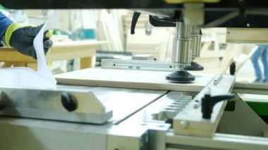 Bir mobilya Fabrikası'nda modern ahşap matkap üzerinde çalışmak