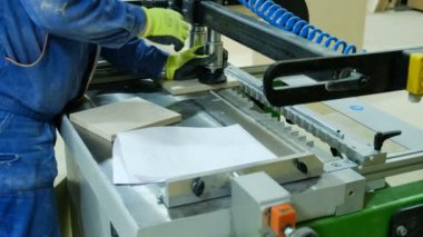 Bir mobilya Fabrikası'nda modern ahşap matkap üzerinde çalışmak
