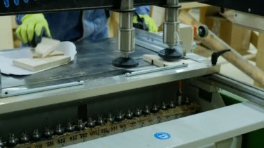 Bir marangoz mobilya Fabrikası'nda modern bir matkap delikleri yapacak.