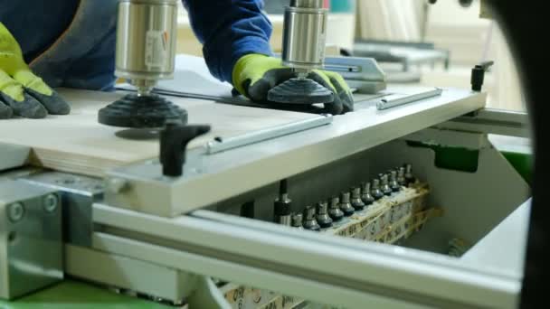 Moderne CNC-Bohrmaschine bohrt Löcher in Holzplatten, Möbelfabrik, Möbelproduktion, geringe Schärfentiefe — Stockvideo