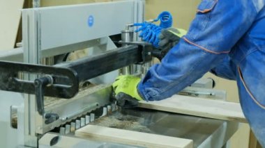 Marangoz inşaat arkaya mobilya parçaları bir mobilya fabrikası için ekleme bir delme makinesi.