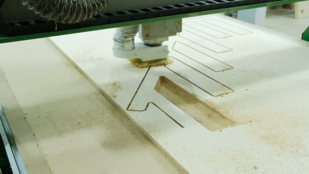 Frezen van gevormde delen op een moderne Cnc houtbewerking machine — Stockvideo