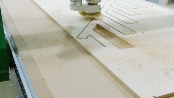 Fresagem de peças moldadas em uma moderna máquina de trabalhar madeira CNC — Vídeo de Stock