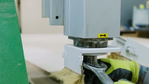 L'operatore di una moderna macchina per la lavorazione del legno CNC effettua regolazioni prima del lavoro. Cambia la fresa con i tasti e ripristina la coordinata di lavoro — Video Stock