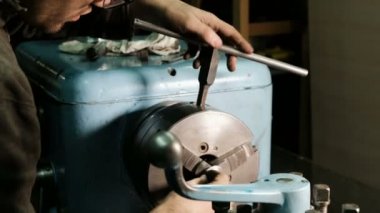 Turner üç cam metal parça chuck onun işleme için güvenlik altına alır. Atölye çalışmalarında dönüm.
