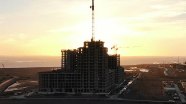 Fitness merkezinde çubuğunda güçlü bir kas adam çekti