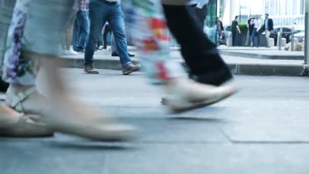 Vista de los pies humanos personas caminando en la calle concurrida movimiento de la vida personas variedad peatonal paseo activo ciudad vida urbana muchas piernas zapatos viajeros personas multitud — Vídeo de stock