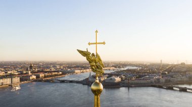 Angel figürü ve haç üzerinde Peter ve Paul Katedrali gün batımı, Petersburg havadan görünümü