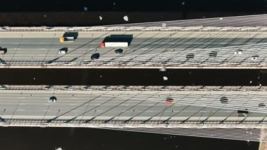 Kablo boyunca drone üzerinde Epic uçuş-köprü kaldı, köprü üzerinde araba trafiği hamle, havadan görünüm