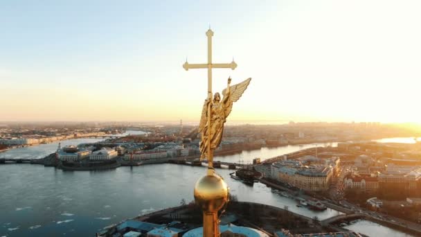 Vista aérea da Fortaleza de Pedro e Paulo em São Petersburgo, o centro histórico da cidade. Voando ao redor de um anjo na torre da Fortaleza de Pedro e Paulo ao pôr do sol . — Vídeo de Stock