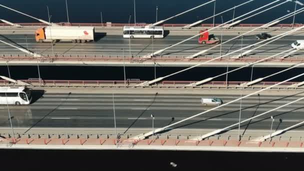 Carros dirigindo na ponte de cabo-permanecido de perto, vista aérea — Vídeo de Stock