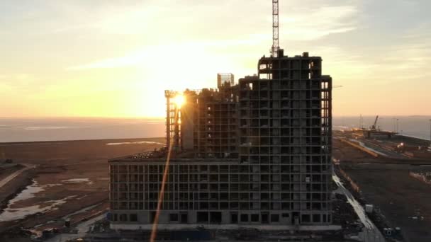 Fliegen beim Bau eines Hauses bei Sonnenuntergang, Luftaufnahme — Stockvideo