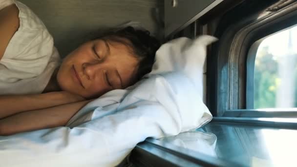 Mulher dorme no trem na segunda prateleira no verão com a janela aberta — Vídeo de Stock