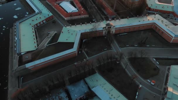 Letí nad Peterem a pevností při západu slunce. Pohled na historické centrum Petrohradu. — Stock video