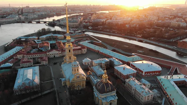 Полет над Петропавловской крепостью на закате. Вид на исторический центр Санкт-Петербурга . — стоковое фото