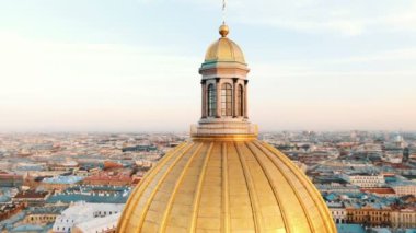 Gün batımında St Petersburg St Isaacs Katedrali Colonnade etrafında drone fantastik uçuş