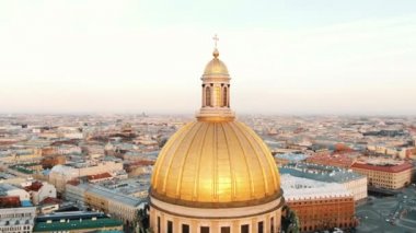 St. Isaacs Katedrali 'nde St. Petersburg 'da gün batımı, havadan görünüm, katedralin kubbesi etrafında güzel bir uçuş.