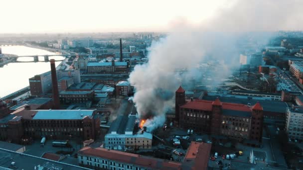 Strażacy gaszenia płonącego budynku, widok z lotu ptaka — Wideo stockowe