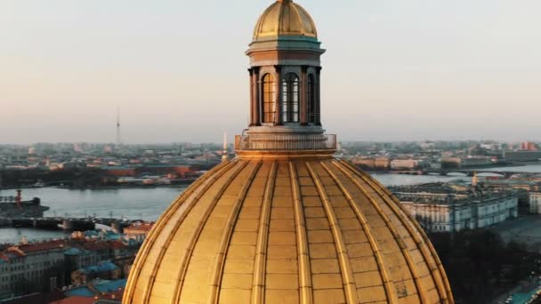 Volando en un avión no tripulado alrededor de la cúpula de la Catedral de San Isaacs en San Petersburgo al atardecer, primer plano — Vídeos de Stock