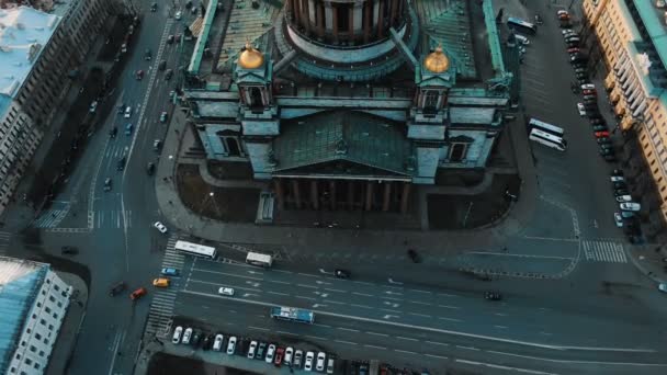 Vista aérea de la Catedral de San Isaacs en San Petersburgo, el centro histórico de la ciudad. Impresionante vuelo sobre la catedral . — Vídeo de stock