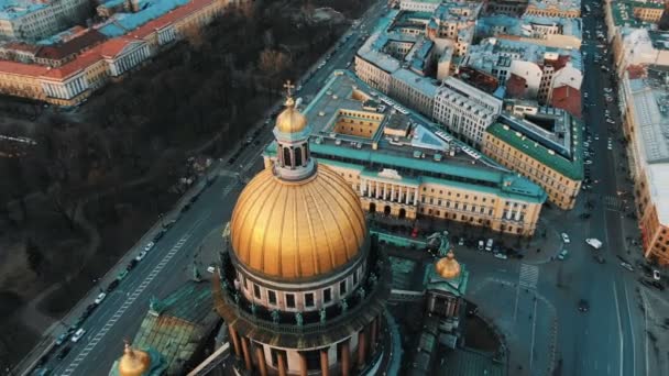 Mooie vlucht op de drone rond St. Isaacs Cathedral in St. Petersburg. Panoramisch uitzicht op de noordelijke hoofdstad van Rusland. — Stockvideo