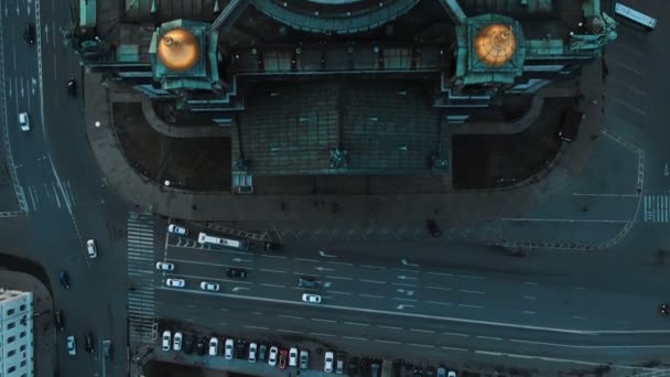 Fantastisch schot van de drone van St. Isaacs Cathedral in St. Petersburg. — Stockvideo