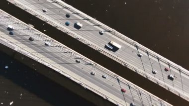 Kablolu bir köprünün üstünden statik görünüm, arabalardan gelen trafik üzerinden havadan çekim