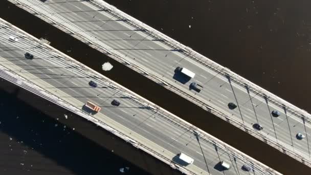 Nehir üzerinde kabloyla kalan köprünün üzerinden havadan çekim, arabaların üzerinde yakınlaştırma — Stok video