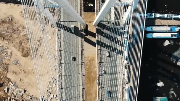 Kablo köprü yapısı üzerinden havadan çekim, köprü üzerinden sürüş araba — Stok video