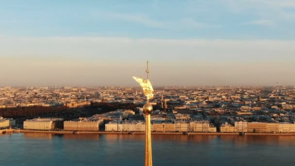 Ángel Pedro y Pablo Fortaleza efecto dolly zoom - el centro histórico de San Petersburgo, tiro aéreo — Vídeos de Stock