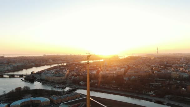 Flying over the Peter and Paul Fortress near the angel at sunset. The historical center of St. Petersburg — Stock Video